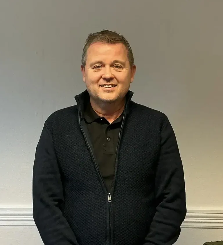 Erfaren takstmann fra Rygja Takst som vurderer eiendommen for nøyaktig verdivurdering og tilstandsrapport.